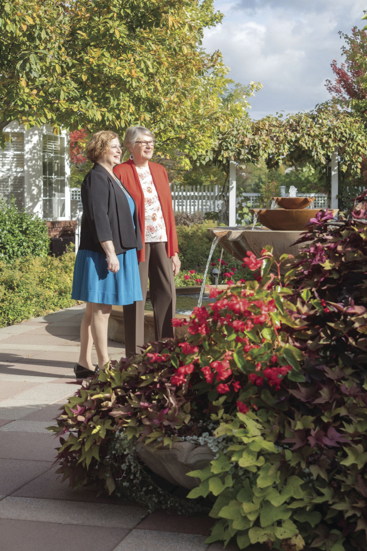 STL_Parc Provence_2 ladies by fountain_C_Westrich.jpg